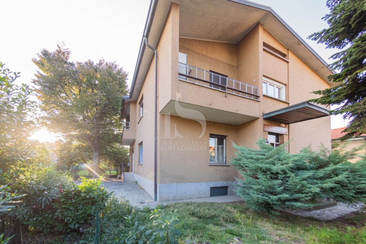 esclusiva-villa-dall’-alto-grado-di-personalizzazione-vendita-4-facciata-est-2247254.jpg