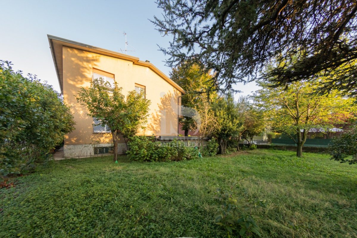 esclusiva-villa-dall’-alto-grado-di-personalizzazione-vendita-6-facciata-ovest-2247254.jpg
