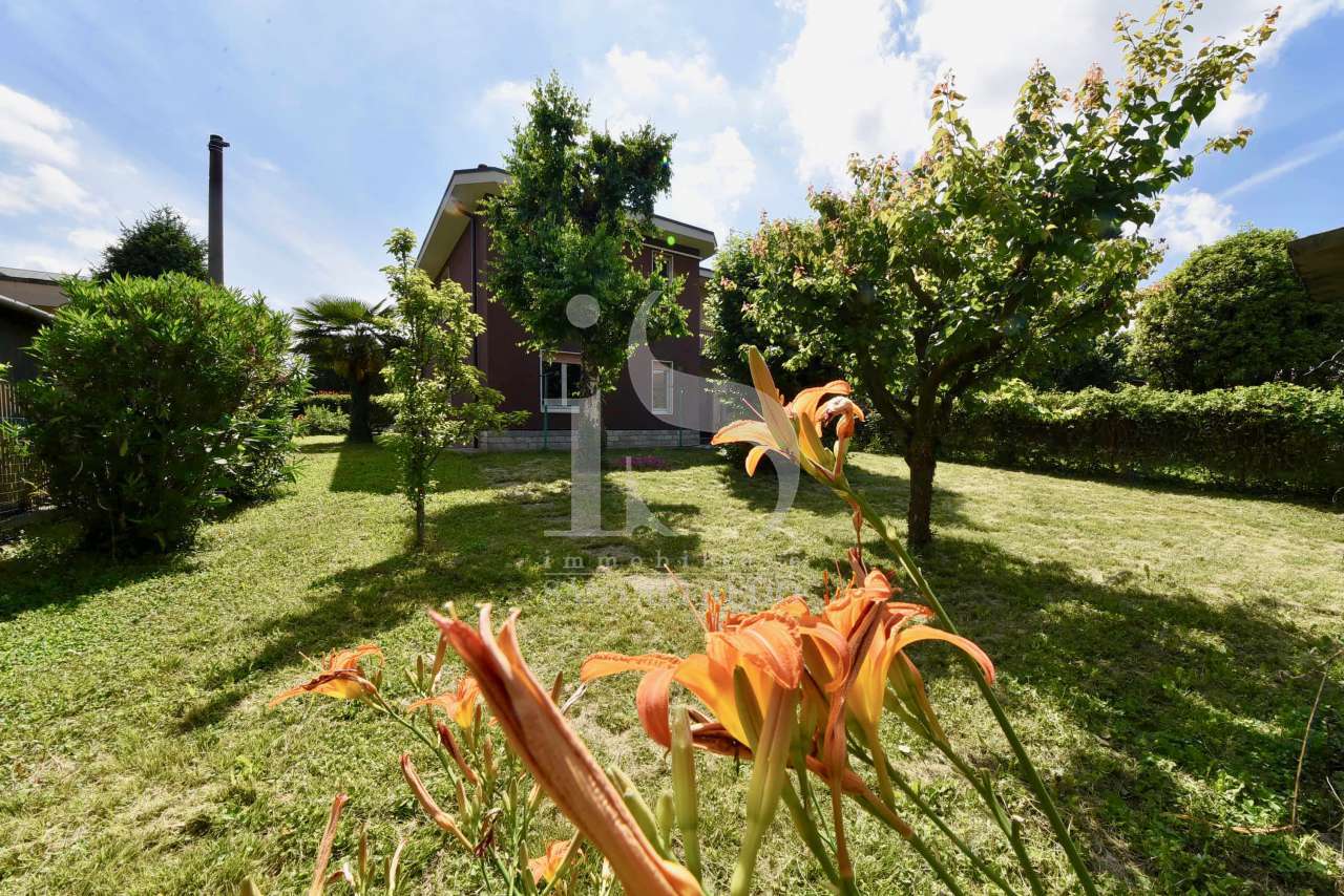 villa-con-due-appartamenti-vendita-2-giardino-1727073.jpg