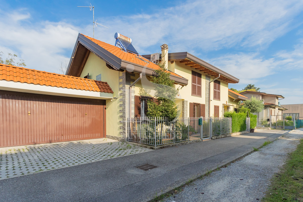 Villa a Schiera Usmate Velate