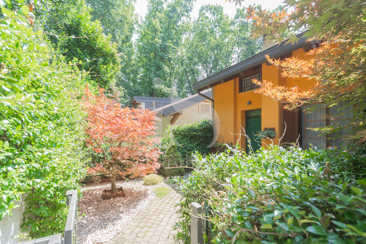 Villa con Giardino in vendita ad Arcore