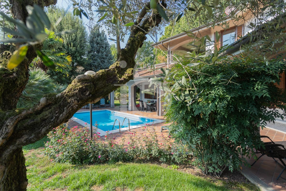 Villa con Piscina Monza Brianza (4)